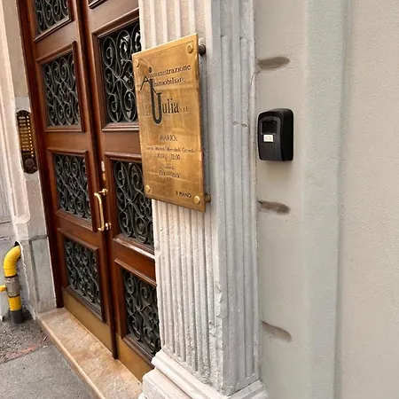 Mansarda Mazzini * 的里雅斯特